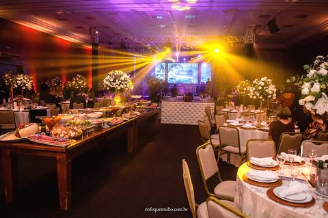 Decoração elegante da festa de casamento de Gabriela e Guilherme no Hotel Plaza, em Itu.'