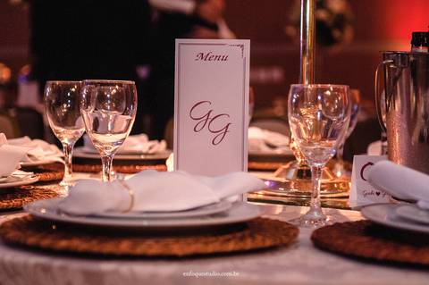 Detalhe da mesa decorada com arranjos na recepção do casamento em Itu, Hotel Plaza.'