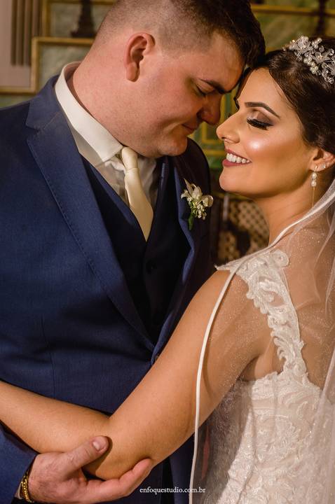 Foto tradicional dos noivos Gabriela e Guilherme no interior da Igreja do Quartel, casamento em Itu.'