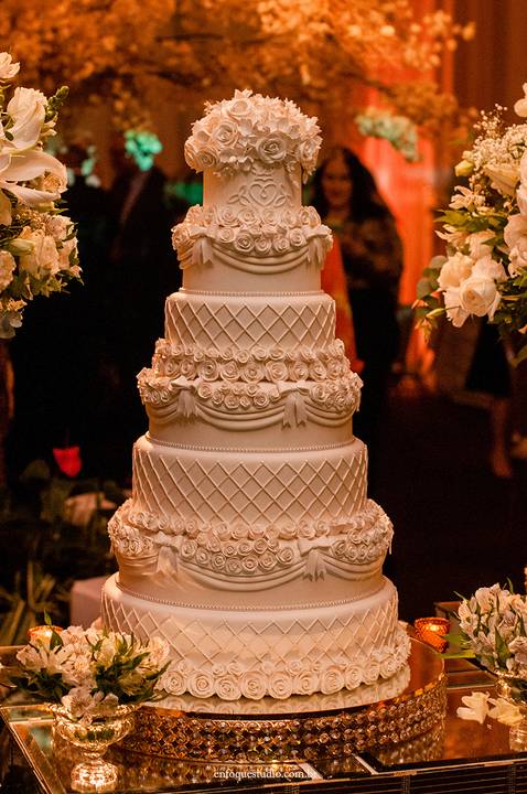 Bolo de casamento de Gabriela e Guilherme em destaque na festa no Hotel Plaza, Itu'
