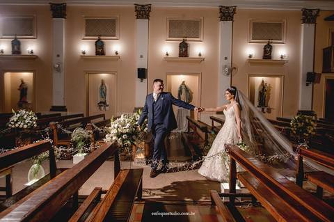 Fotografia espontânea dos noivos na Igreja do Quartel em Itu, logo após a cerimônia de casamento.'