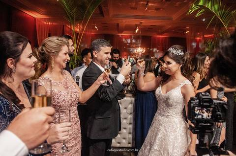Noivos Gabriela e Guilherme brindando com os padrinhos na pista de dança da festa no Hotel Plaza em Itu.'