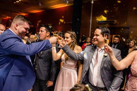 Momento de celebração: brinde dos noivos com padrinhos durante a festa de casamento em Itu.'
