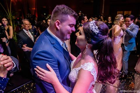 Casamento em Itu: Gabriela e Guilherme dançam a valsa após brinde animado com os padrinhos na pista de dança do Hotel Plaza.'