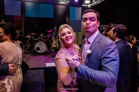 Padrinhos animados e fazendo careta em dança do Casamento em Itu: Gabriela e Guilherme.'