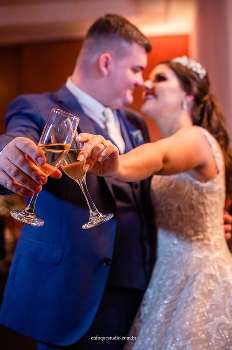 Casamento em Itu: noivos celebram com taças erguidas no Hotel Plaza.'