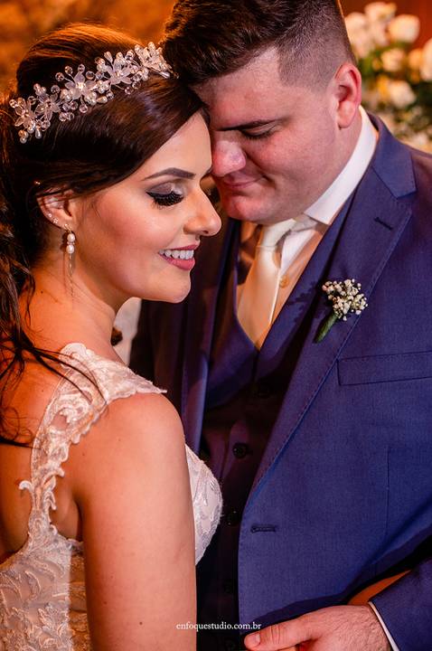 Retrato clássico dos noivos Gabriela e Guilherme após a cerimônia na Igreja do Quartel em Itu.'