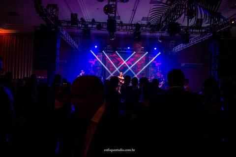 Casamento em Itu: pista de dança cheia durante a festa no Hotel Plaza'