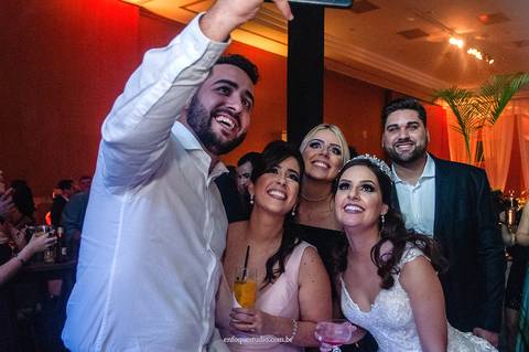 Fotografia espontânea dos convidados celebrando no casamento de Gabriela e Guilherme em Itu'