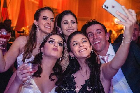 Momentos espontâneos da festa de casamento em Itu, com alegria dos noivos e convidados.'