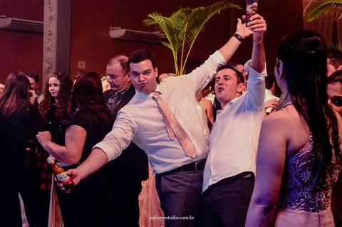 Foto espontânea dos convidados animados na festa de Gabriela e Guilherme em Itu.'