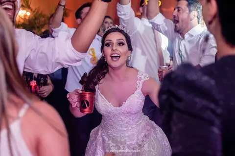 Momentos espontâneos da festa de casamento em Itu, com alegria da noiva e convidados'