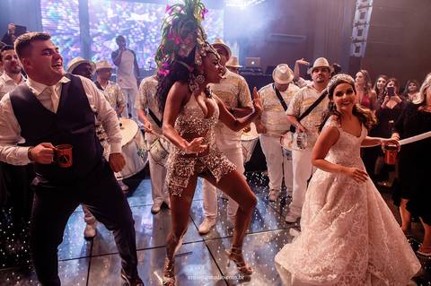 Escola de samba animando a festa de casamento de Gabriela e Guilherme no Hotel Plaza, Itu'