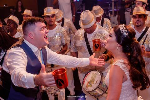 Noivos dançando ao som da escola de samba durante a festa em Itu'