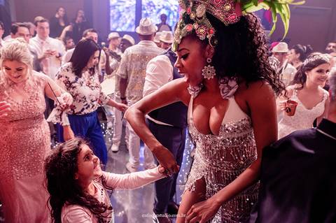 Casamento em Itu: pista de dança levantada pela energia da escola de samba no Hotel Plaza'