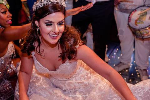Noiva dançando ao som da escola de samba durante a festa em Itu'