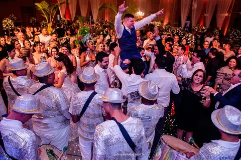 Noivos dançando ao som da escola de samba durante a festa em Itu'