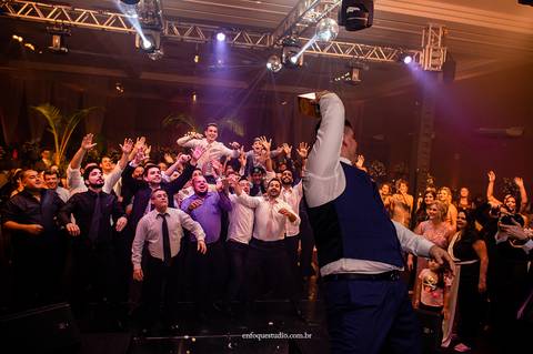 Momento animado: noivo celebra com os convidados jogando whisky na pista de dança em Itu'