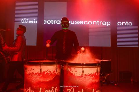 Apresentação musical ao vivo com saxofone e violino na festa de casamento em Itu, unindo música eletrônica e instrumentos clássicos.'