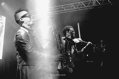 Show de percussão iluminada com máscara neon durante a festa de casamento de Gabriela e Guilherme no Hotel Plaza, em Itu.'