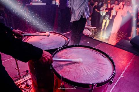 Apresentação musical ao vivo com tambores festa de casamento em Itu, unindo música eletrônica e instrumentos clássicos.'