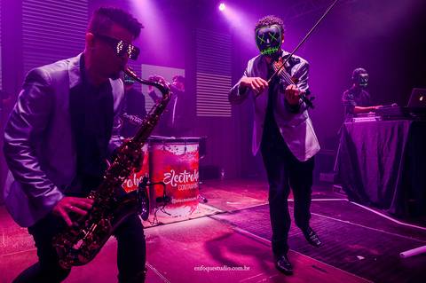 Apresentação musical ao vivo com saxofone e violino na festa de casamento em Itu, unindo música eletrônica e instrumentos clássicos.'