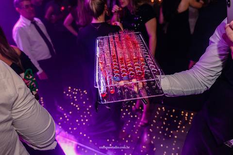 Detalhe da festa de casamento em Itu: bandeja com shots coloridos servidos na pista de dança do Hotel Plaza'