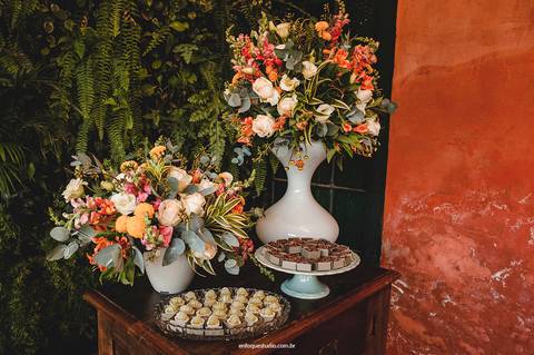 Mesa de doces e arranjos florais no casamento intimista no Villa Itália em Piracicaba, com estilo rústico e acolhedor.'