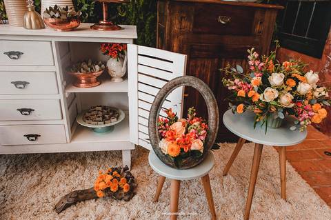 Decoração de casamento rústico e intimista no Villa Itália, Piracicaba, com flores coloridas e detalhes artesanais.'