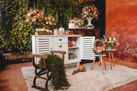 Detalhes da mesa de doces do casamento intimista de Gláucia e Fernando no Villa Itália, em Piracicaba, com arranjos florais e doces finos.'