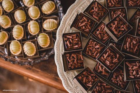 Doces finos e chocolates fotografados no casamento de Gláucia e Fernando, realizado no Villa Itália em Piracicaba.'