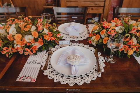 Detalhes da mesa posta do casamento de Gláucia e Fernando no Villa Itália, com arranjos florais e porta-guardanapos artesanais.'