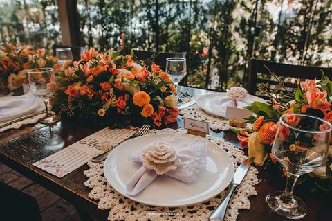 Detalhes da mesa dos noivos Gláucia e Fernando no casamento intimista no Villa Itália, com arranjos florais e lugares personalizados.'