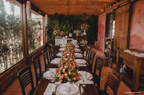 Mesa longa decorada com flores para o almoço intimista de casamento no Villa Itália em Piracicaba.'