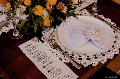 Cardápio personalizado e detalhes da mesa no casamento intimista de Gláucia e Fernando em Piracicaba.'