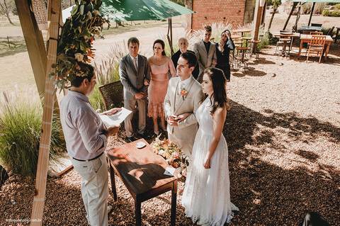 Com familiares e amigos próximos acompanhando, o casal participa do momento mais importante do seu grande dia.'