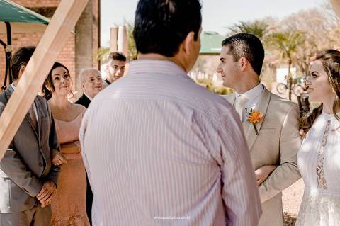 Os olhares da família traduzem emoção e orgulho enquanto acompanham o enlace.'