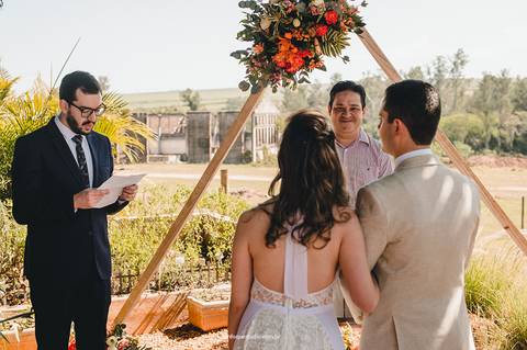 O irmão da noiva faz leitura emocionante no casamento de Gláucia e Fernando no Villa Itália, em Piracicaba, trazendo palavras de emoção e verdade.'