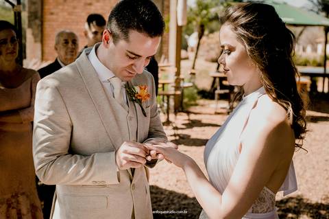 Momento especial da troca de alianças no casamento de Gláucia e Fernando no Villa Itália, Piracicaba.'