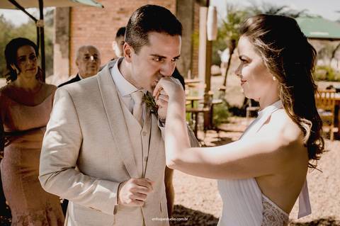 Momento especial da troca de alianças no casamento de Gláucia e Fernando no Villa Itália, Piracicaba.'