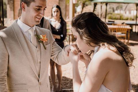 Carinho e reciprocidade no casamento intimista de Gláucia e Fernando no Villa Itália, Piracicaba.'