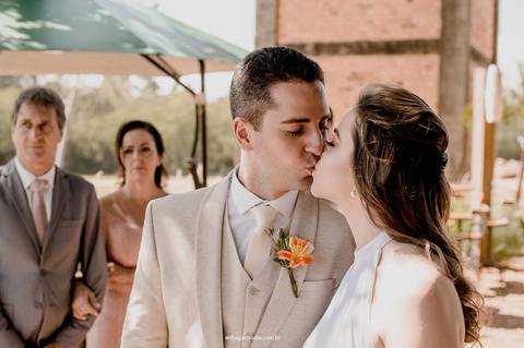 Gláucia e Fernando selam o momento com um beijo durante a cerimônia no Villa Itália em Piracicaba.'