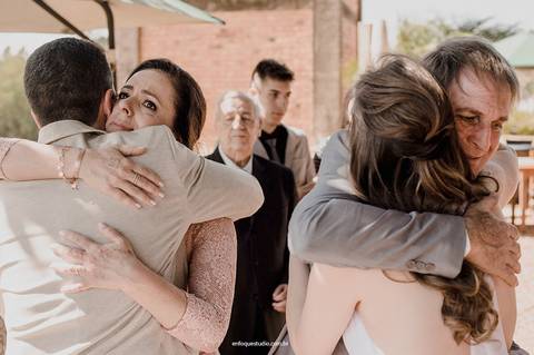 Emoção e afeto marcam os abraços dos noivos com seus pais, um gesto de amor que completa a celebração no Villa Itália, Piracicaba.'