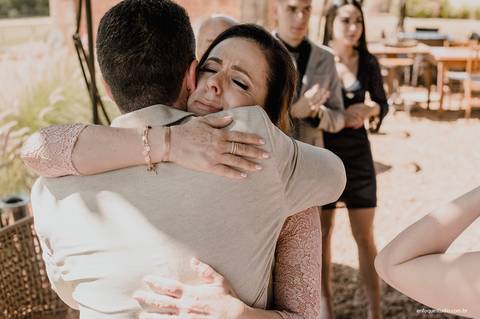 Momento emocionante entre mãe e filho no casamento intimista de Gláucia e Fernando, realizado no Villa Itália em Piracicaba.'
