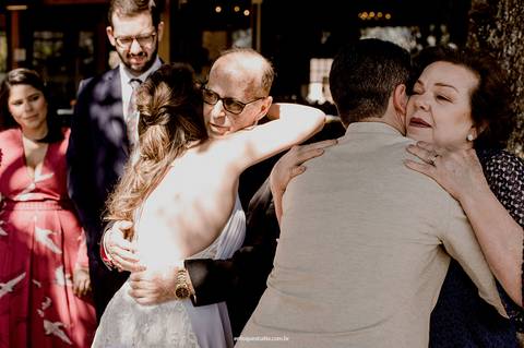 Gláucia e Fernando recebem o carinho dos pais e avós após a cerimônia de casamento no Villa Itália, Piracicaba.'