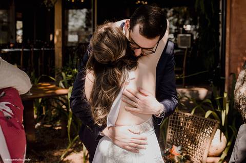 Registro espontâneo da noiva abraçando o irmão, traduzindo a emoção do casamento intimista em Piracicaba.'