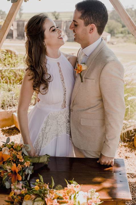 Gláucia e Fernando celebram a união no Villa Itália, em Piracicaba, cercados por flores e detalhes intimistas.'