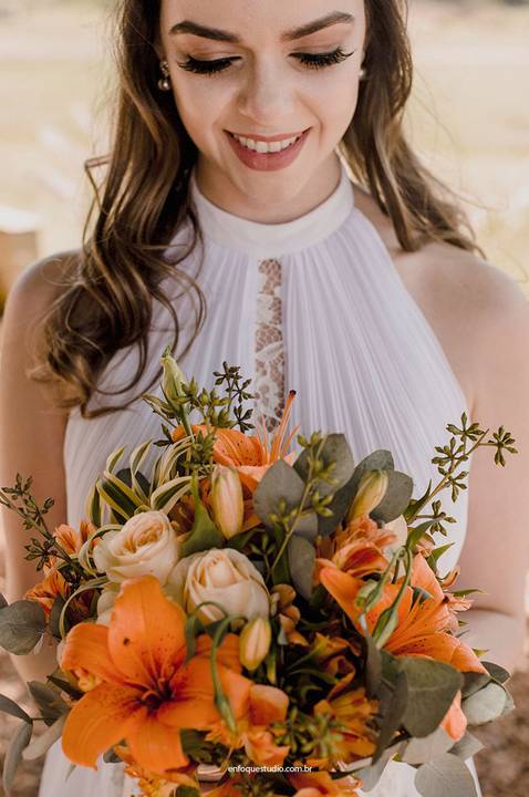 Flores em tons de laranja e branco compõem o buquê da noiva no casamento intimista de Gláucia e Fernando em Piracicaba.'
