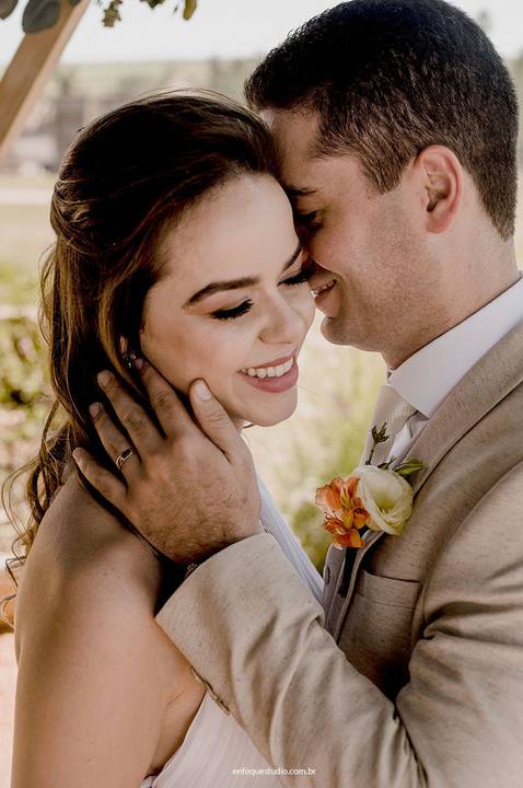 Fotografia romântica dos noivos em Piracicaba, durante o casamento intimista no Villa Itália.'