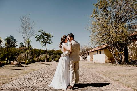 Cada abraço, cada olhar e cada lágrima se tornaram memórias Um abraço silencioso, onde os olhares dizem tudo o que as palavras não conseguem.'
